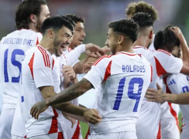 Jugadores de La Roja celebrando un gol.