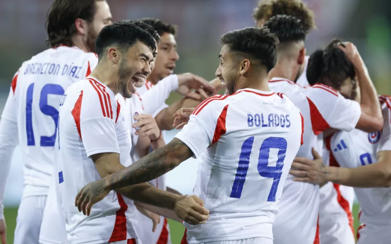 Jugadores de La Roja celebrando un gol.