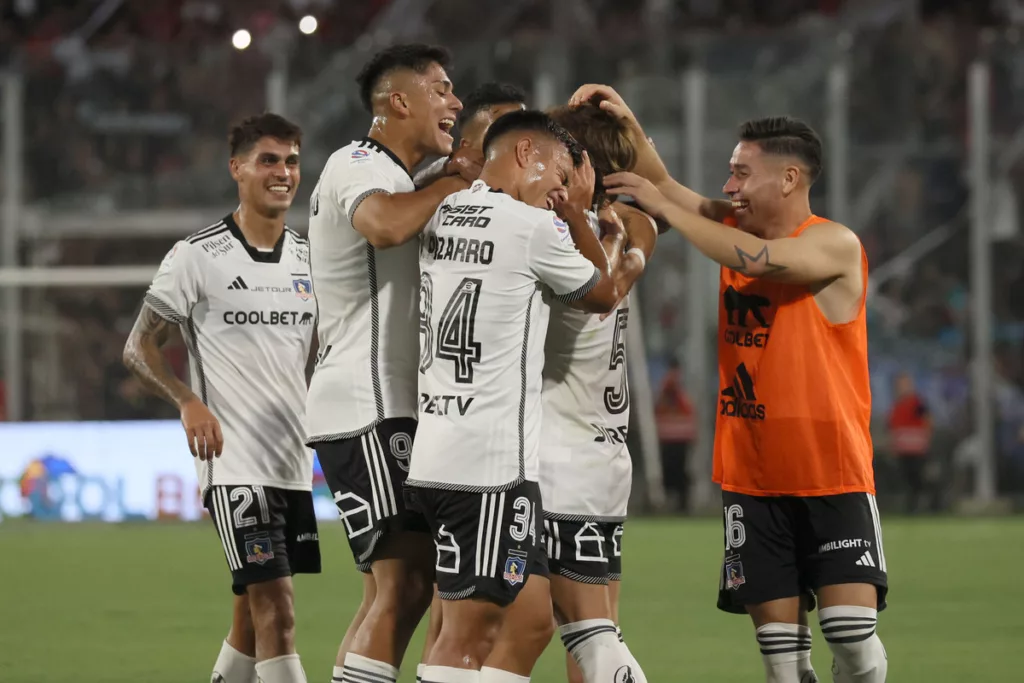 Jugadores de Colo-Colo celebrando un gol.