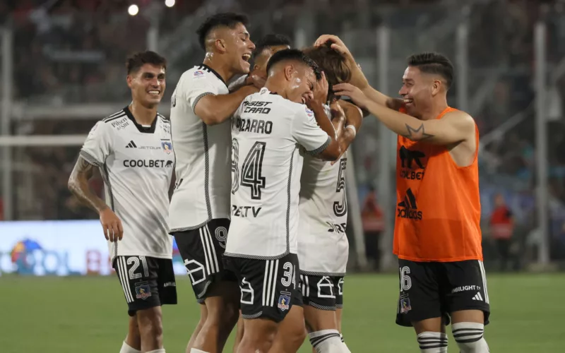 Jugadores de Colo-Colo celebrando un gol.