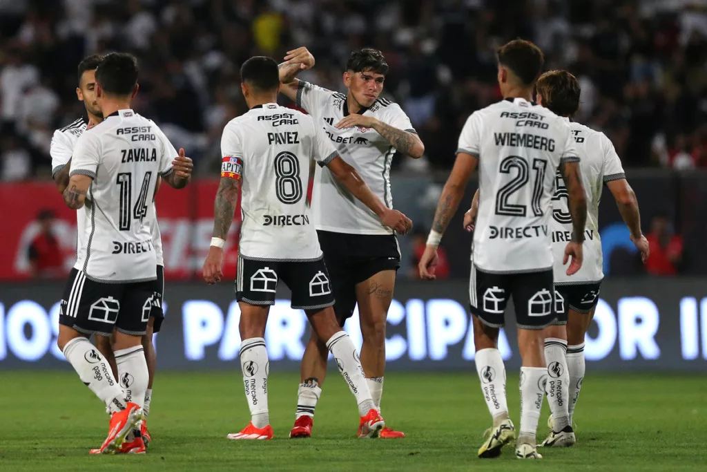 Jugadores de Colo-Colo sobre la cancha del Estadio Monumental.