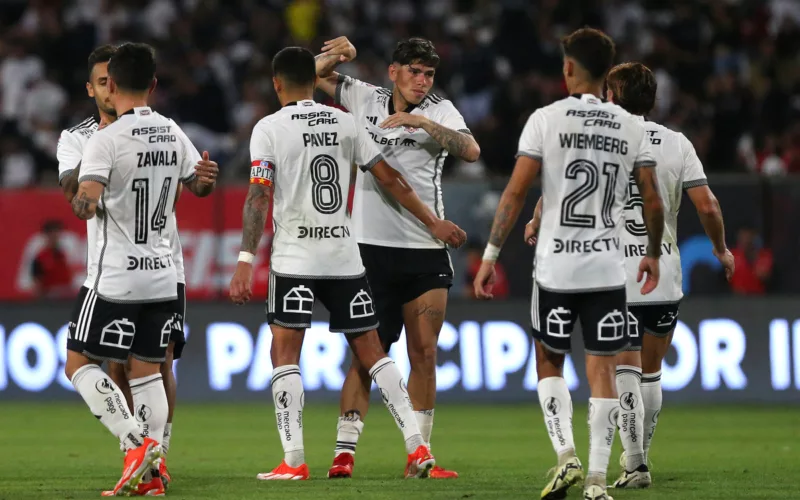 Jugadores de Colo-Colo sobre la cancha del Estadio Monumental.