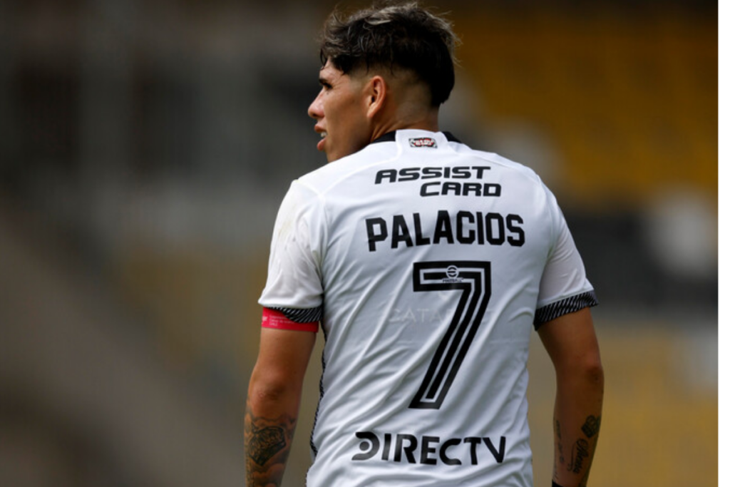 Carlos Palacios de espalda con su camiseta número 7