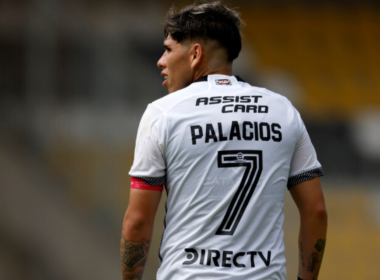 Carlos Palacios de espalda con su camiseta número 7