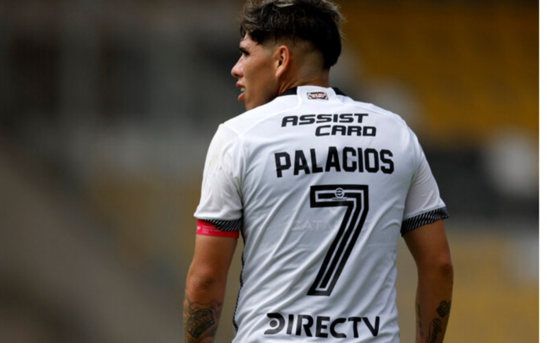 Carlos Palacios de espalda con su camiseta número 7