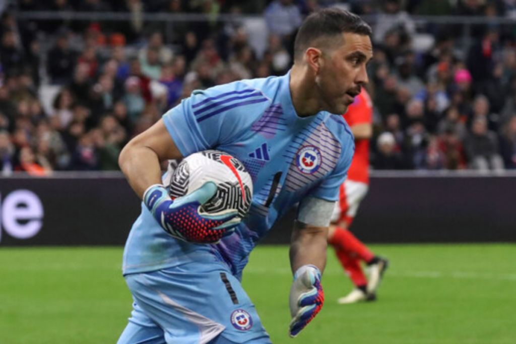 Claudio Bravo con el balón en sus manos en partido de La Roja