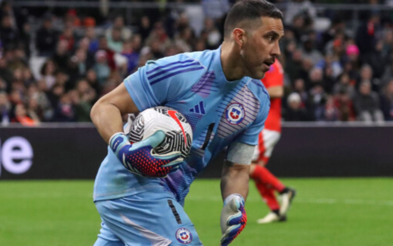 Claudio Bravo con el balón en sus manos en partido de La Roja