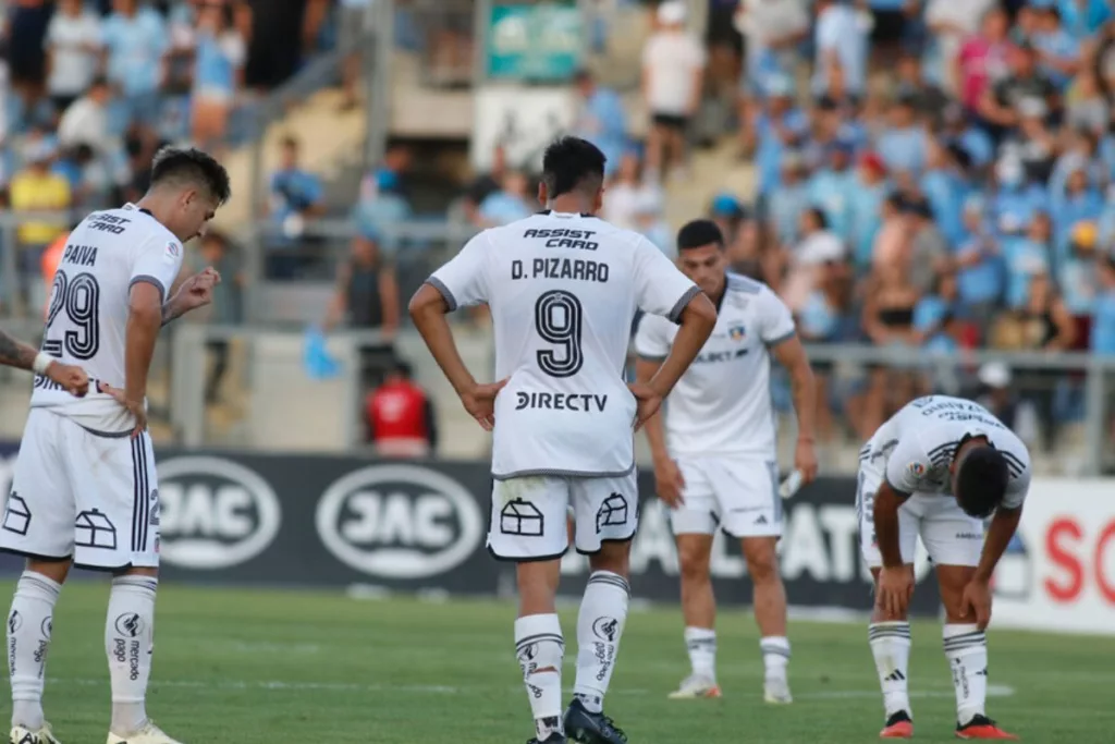 Jugadores de Colo-Colo reunidos en la cancha