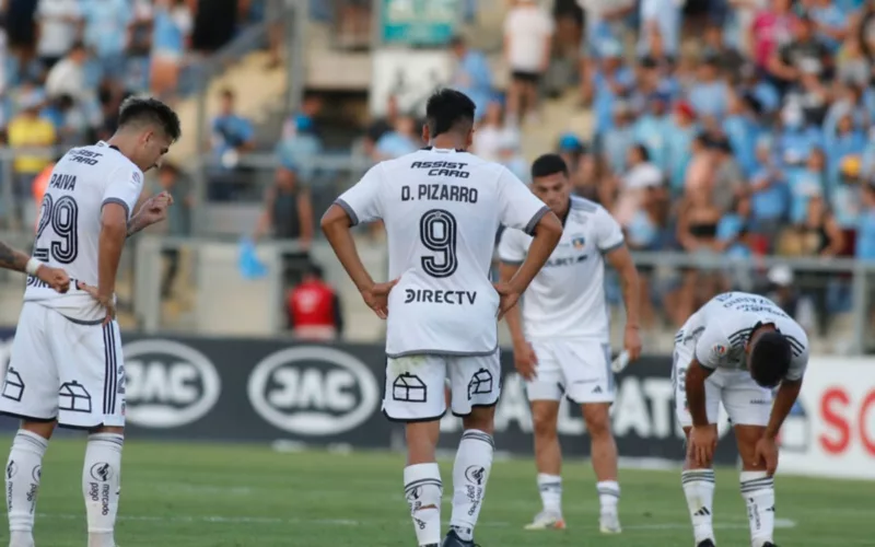 Jugadores de Colo-Colo reunidos en la cancha