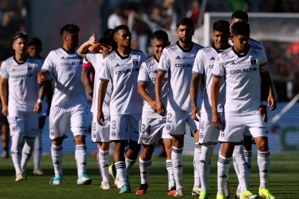 Futbolistas de Colo-Colo en fila tras perder ante O'Higgins de Rancagua.