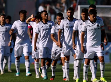 Futbolistas de Colo-Colo en fila tras perder ante O'Higgins de Rancagua.