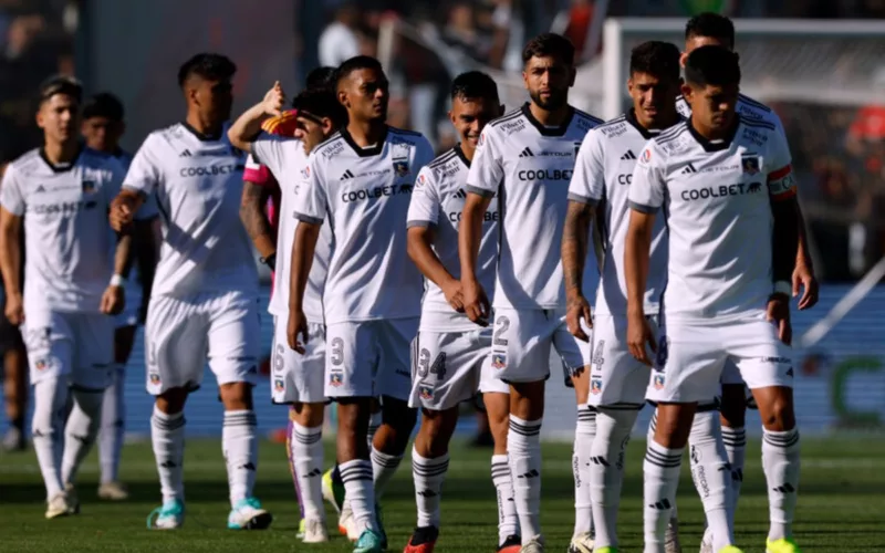 Futbolistas de Colo-Colo en fila tras perder ante O'Higgins de Rancagua.