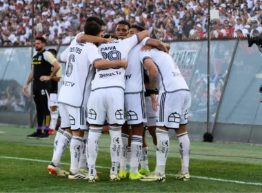 Futbolistas de Colo-Colo abrazados en el campo de juego