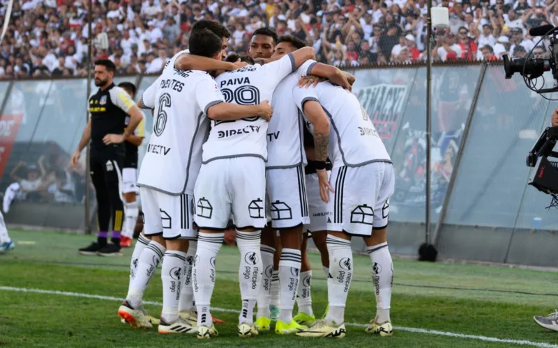 Futbolistas de Colo-Colo abrazados en el campo de juego