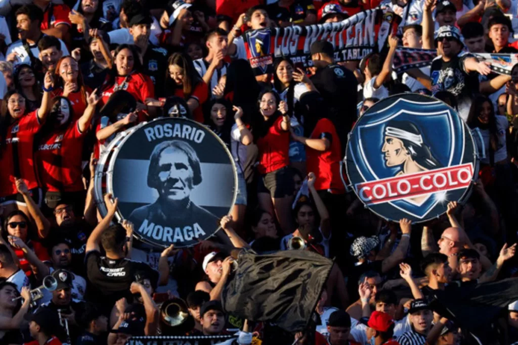 Hinchas de Colo-Colo elevando dos bombos