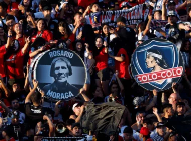 Hinchas de Colo-Colo elevando dos bombos