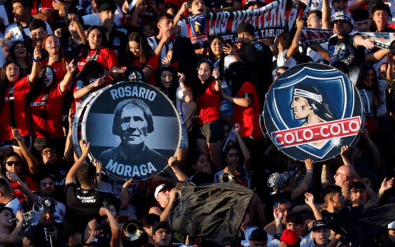 Hinchas de Colo-Colo elevando dos bombos