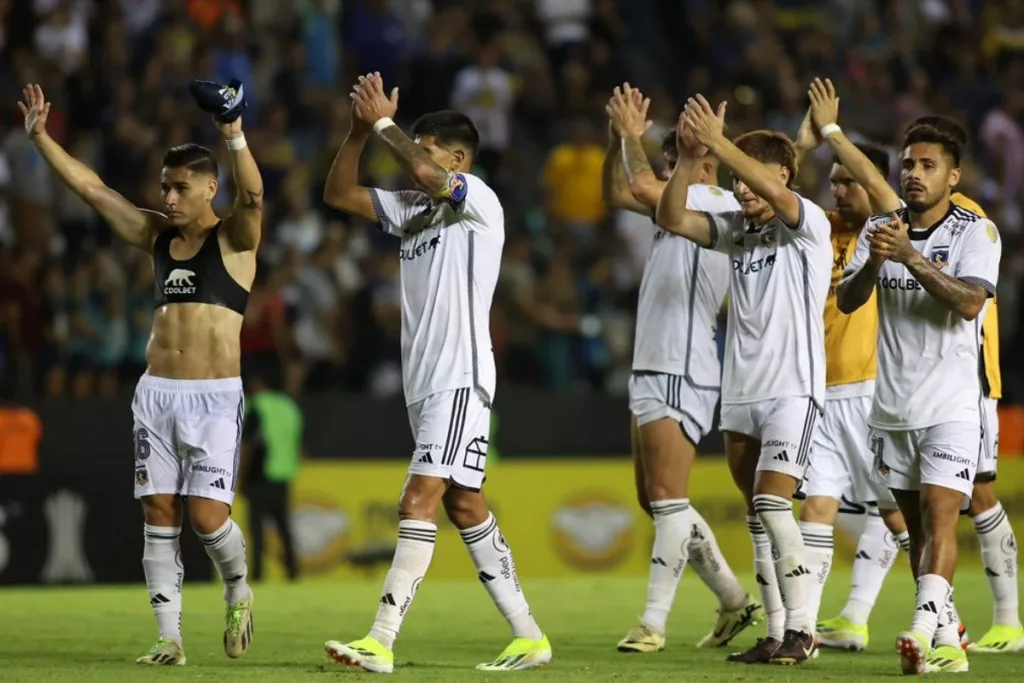 Futbolistas de Colo-Colo con los brazos levantados