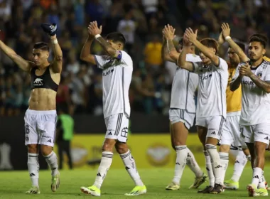 Futbolistas de Colo-Colo con los brazos levantados