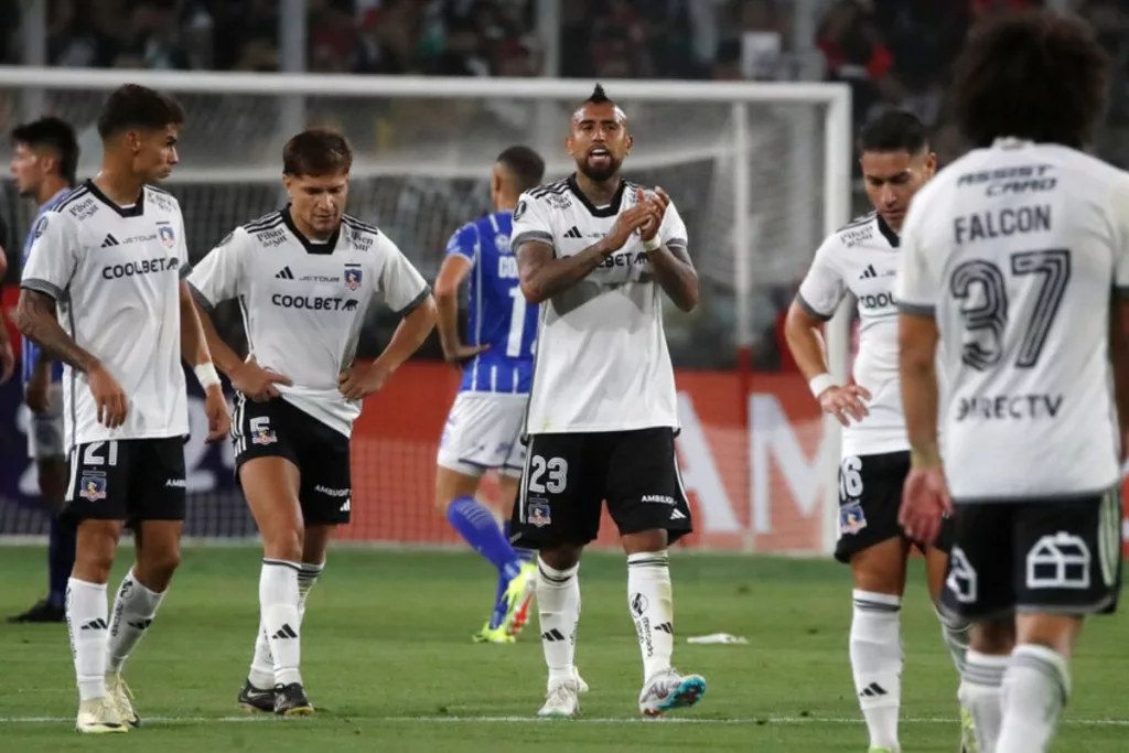 Plantel de Colo-Colo en cancha al término del partido