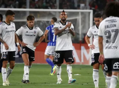 Plantel de Colo-Colo en cancha al término del partido