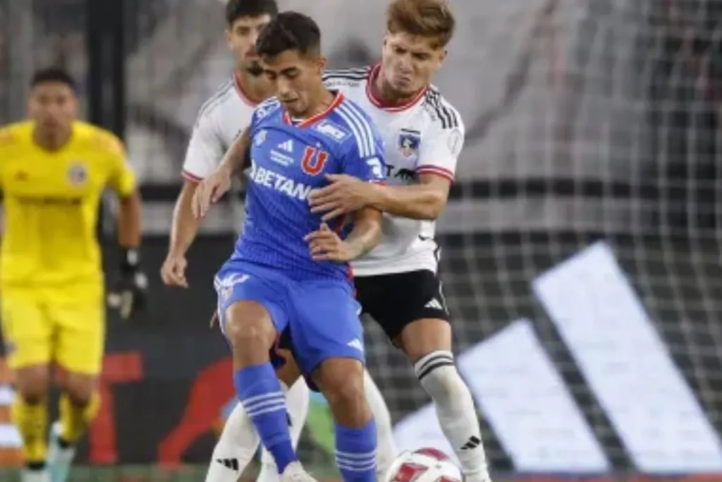 Leonardo Gil durante un partido de Colo-Colo vs Universidad de Chile