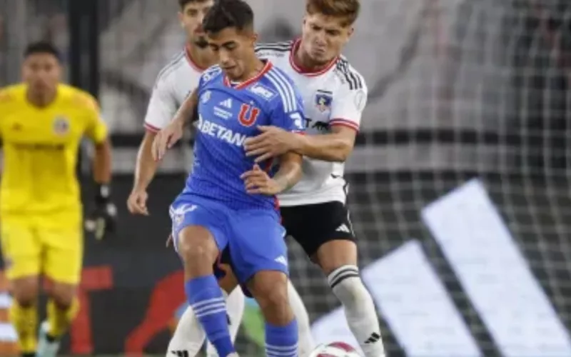 Leonardo Gil durante un partido de Colo-Colo vs Universidad de Chile