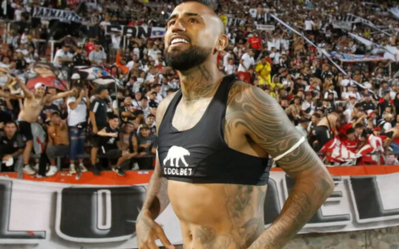 Arturo Vidal sonriendo mientras está sin camiseta