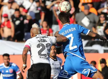 Arturo Vidal disputando un balón en partido de Colo-Colo ante la U