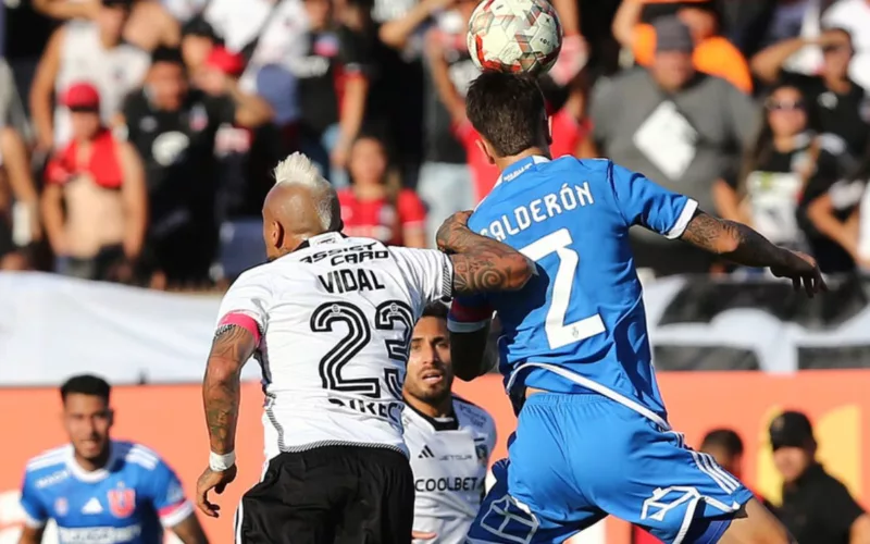 Arturo Vidal disputando un balón en partido de Colo-Colo ante la U