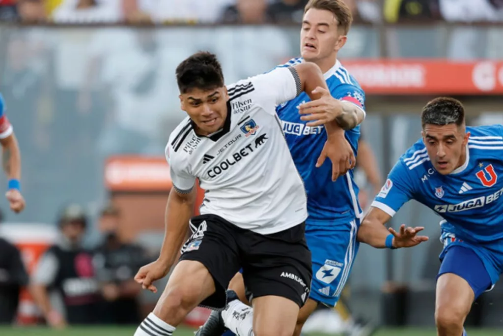 Damián Pizarro jugando el Superclásico por Colo-Colo ante la U