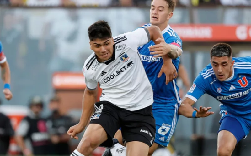 Damián Pizarro jugando el Superclásico por Colo-Colo ante la U