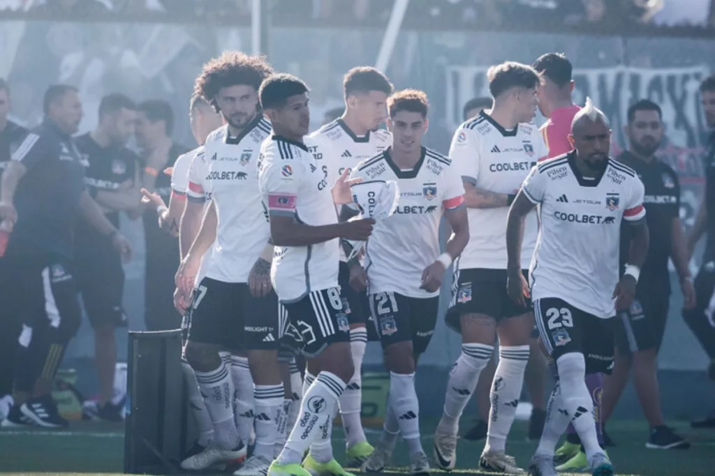 Plantel de Colo-Colo en la cancha del Monumental.