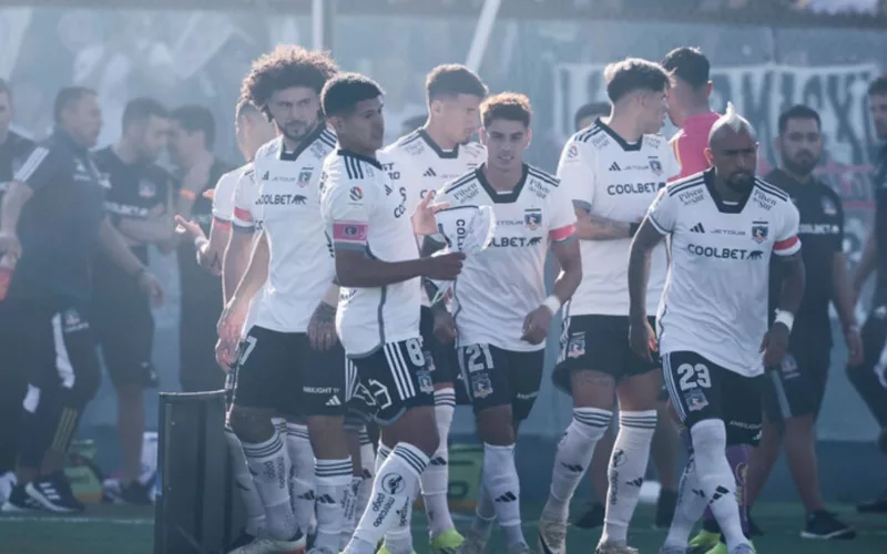 Plantel de Colo-Colo en la cancha del Monumental.