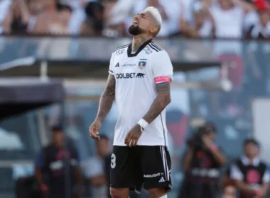 Arturo Vidal lamentándose en pleno partido de Colo-Colo