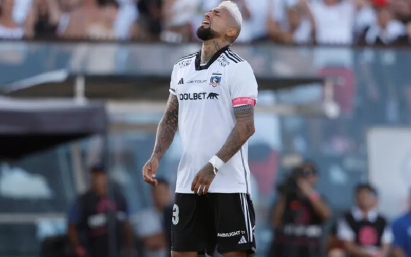 Arturo Vidal lamentándose en pleno partido de Colo-Colo