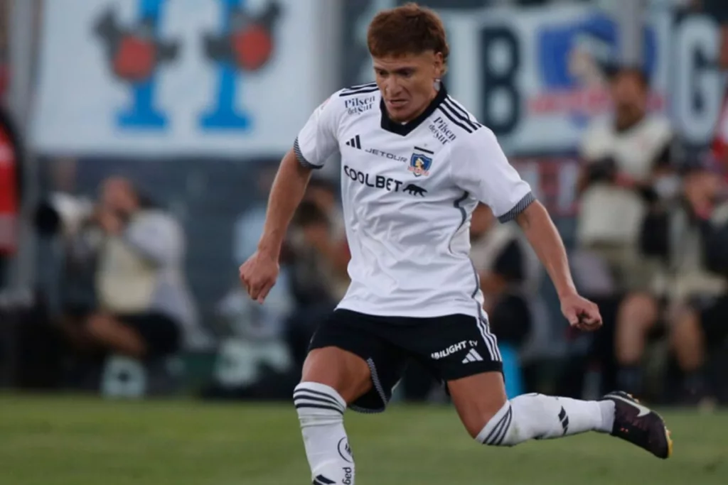 Leonardo Gil jugando un partido por Colo-Colo