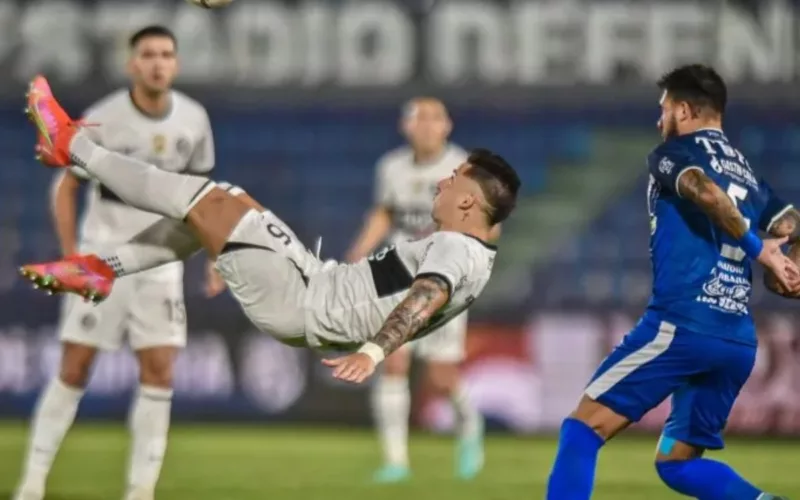 Guillermo Paiva realizando una chilena en plano partido
