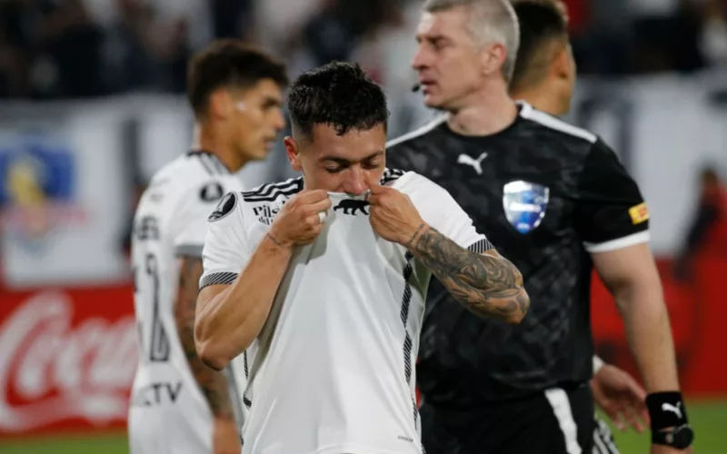 Cristián Zavala besando el escudo de Colo-Colo.