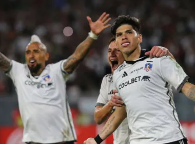 Futbolistas de Colo-Colo festejando un gol