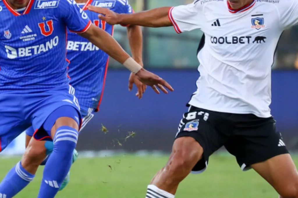 Jugadores con la camiseta de la U y Colo-Colo