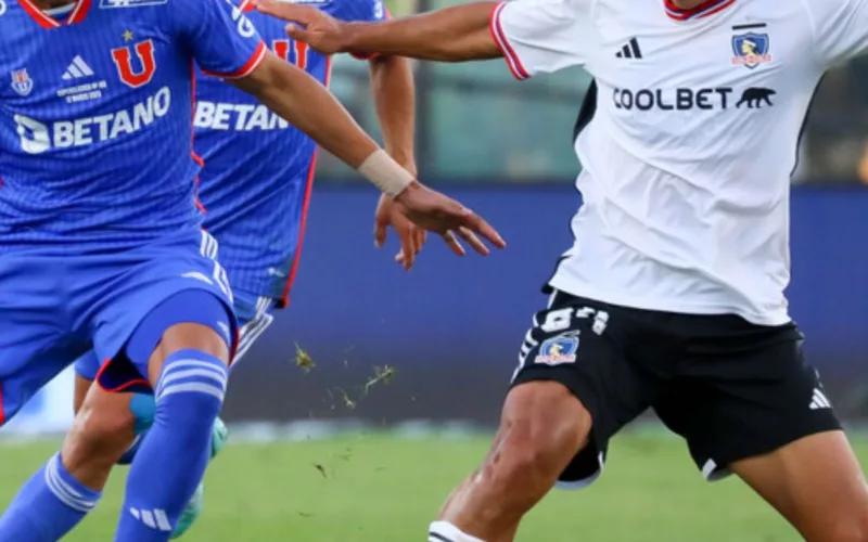 Jugadores con la camiseta de la U y Colo-Colo