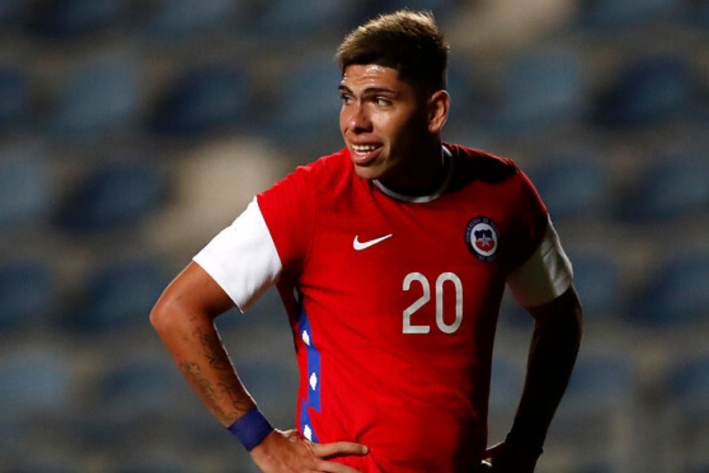 Primer plano de Carlos Palacios con la camiseta de La Roja