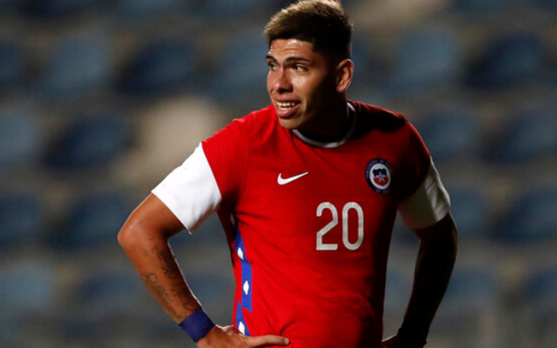 Primer plano de Carlos Palacios con la camiseta de La Roja