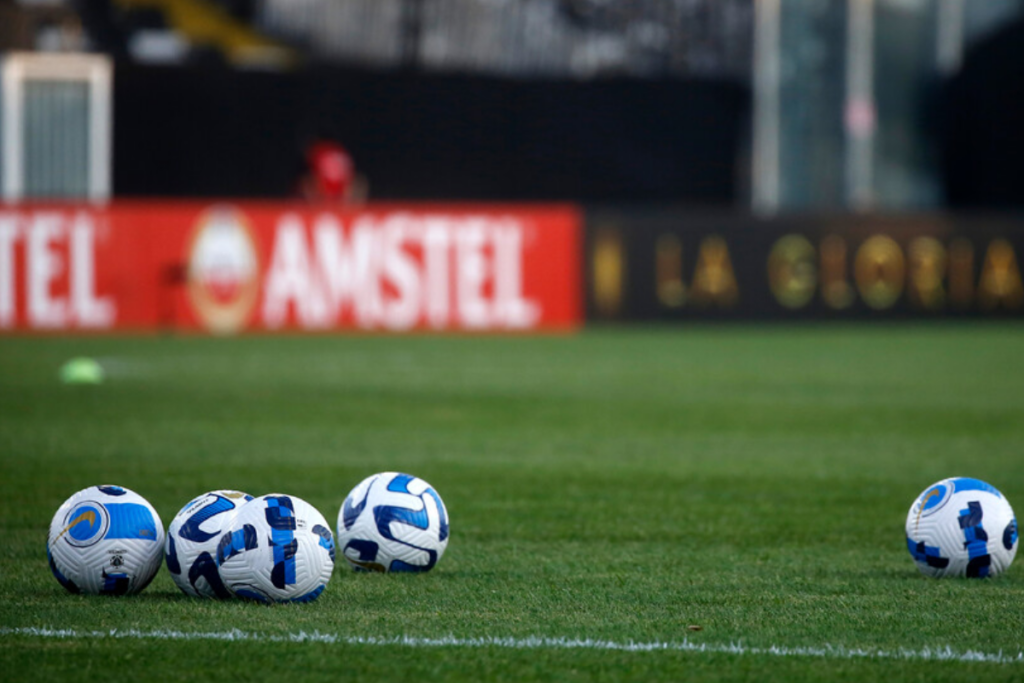 Balones de fútbol profesional sobre la cancha del Estadio Monumental.