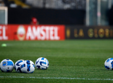 Balones de fútbol profesional sobre la cancha del Estadio Monumental.