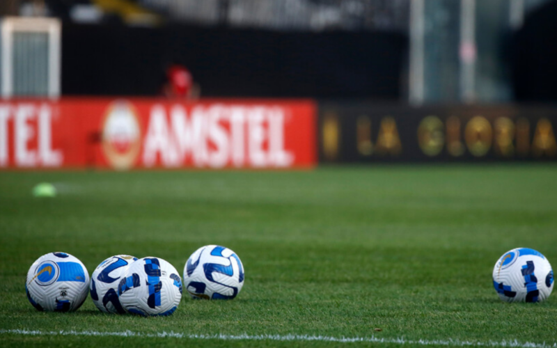 Balones de fútbol profesional sobre la cancha del Estadio Monumental.