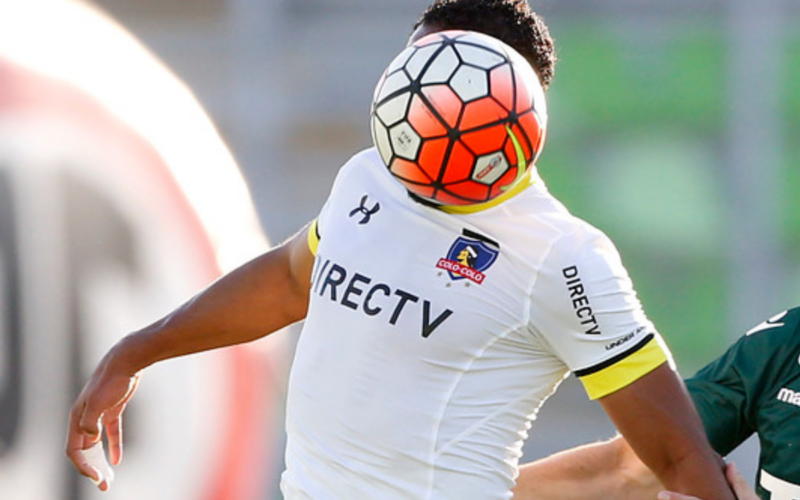 Futbolista de Colo-Colo con la pelota a la altura de su rostro