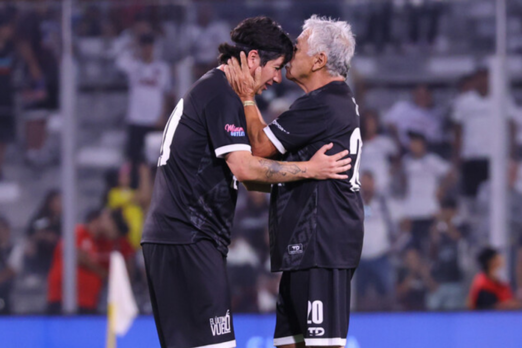 Carlos Caszely besando la cabeza de Jaime Valdés en su despedida del fútbol profesional.