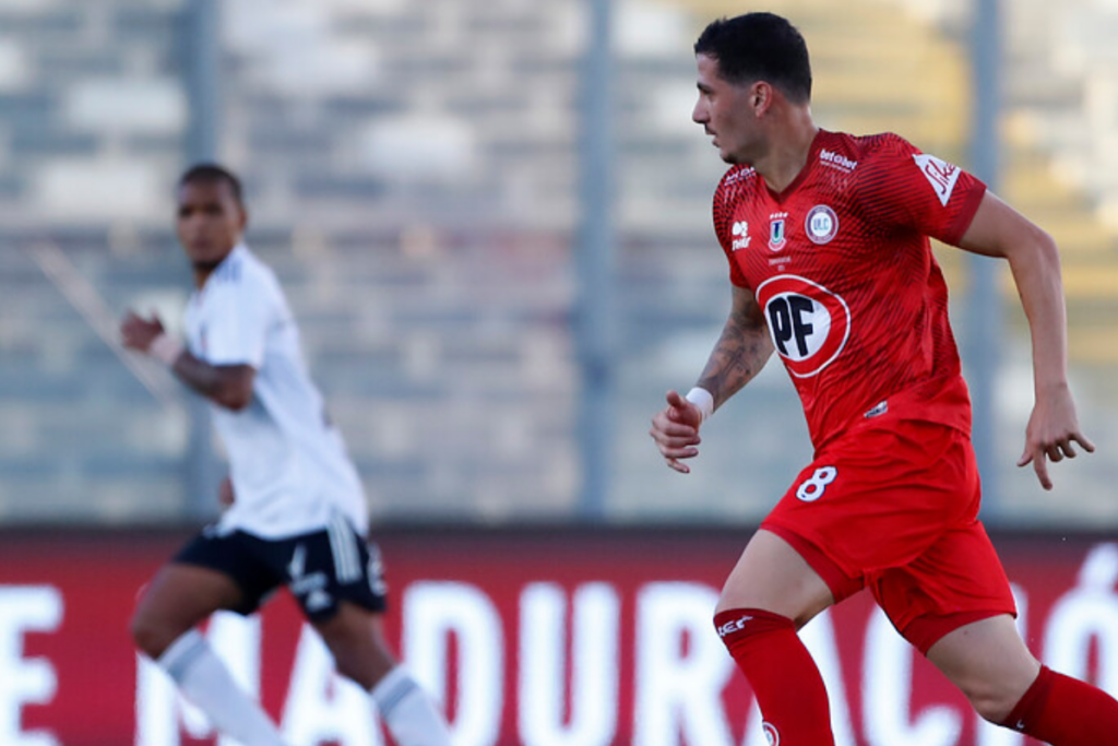 Gonzalo Castellani jugando contra Colo-Colo